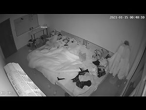 《破解家庭摄像头》监控偷拍夫妻过性生活把旁边熟睡的孩子弄醒了媳妇一边喂奶一边被草-蛋蛋视频